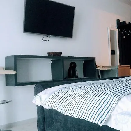 Summerland Apartment *