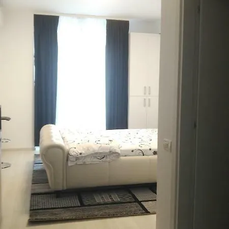 Summerland Apartment *