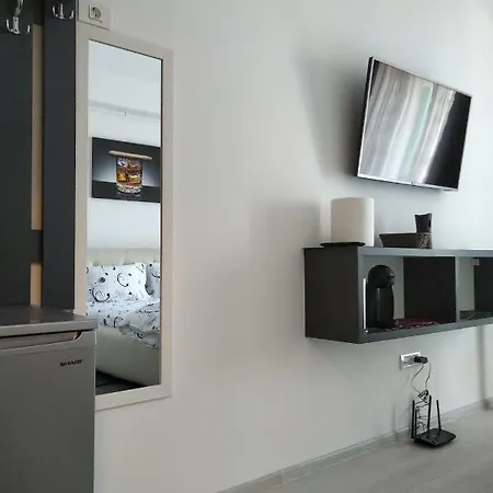 Summerland Apartment *
